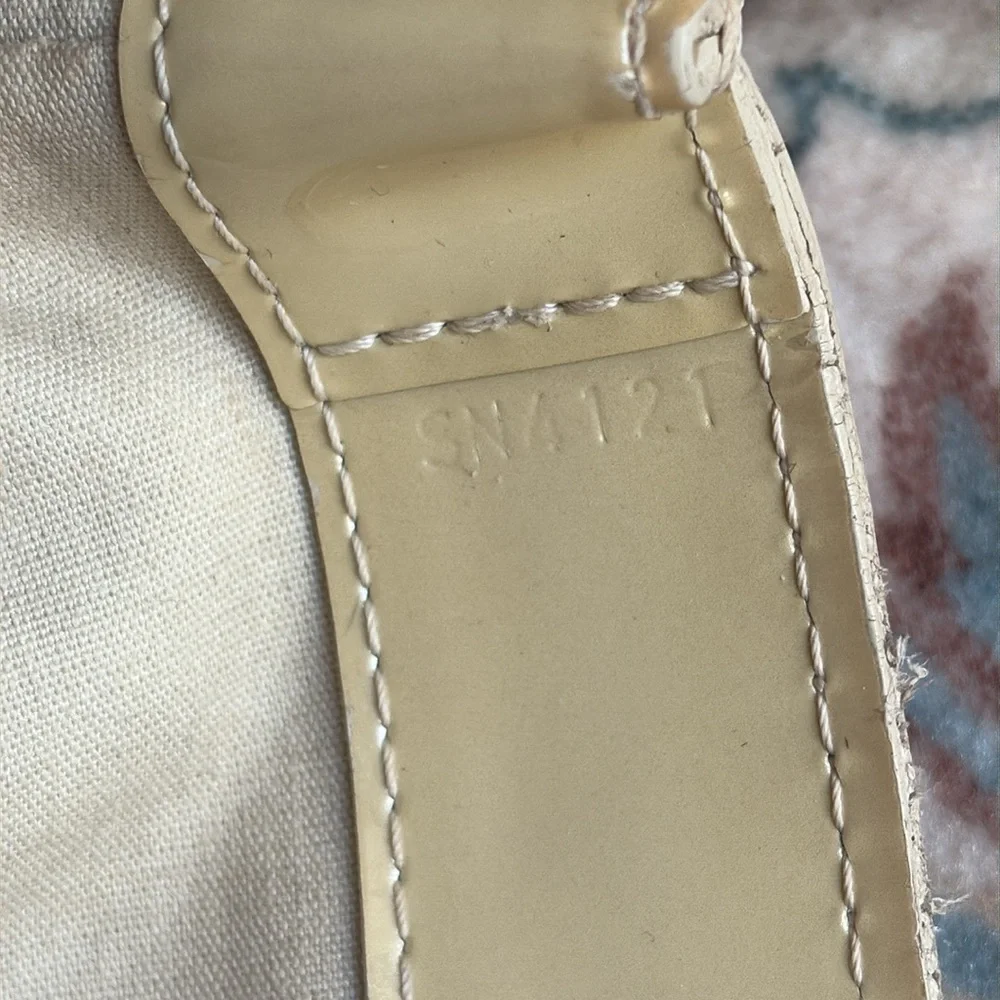 LOUIS VUITTON Wilshire MM Tote Bag Dune Tan Ivory Patent Leather Vernis Dust bag - Picture 8 of 16